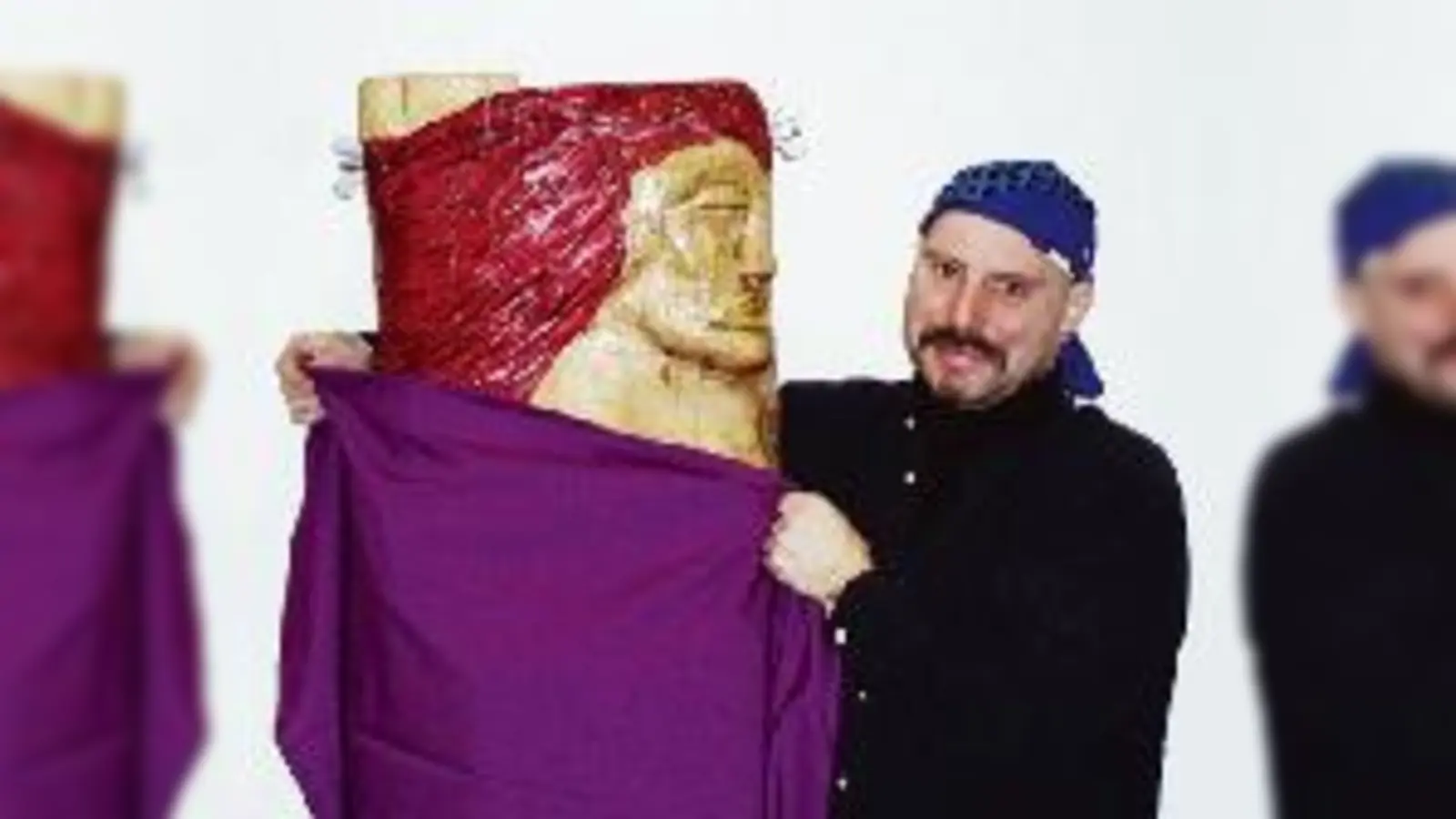 Künstler Werner Frank gewährt einen ersten Blick auf seine Gabriela. Der Engel steht ab Freitag, 5. Dezember, auf dem Hans-Miehlich-Platz.  (Foto: hw)