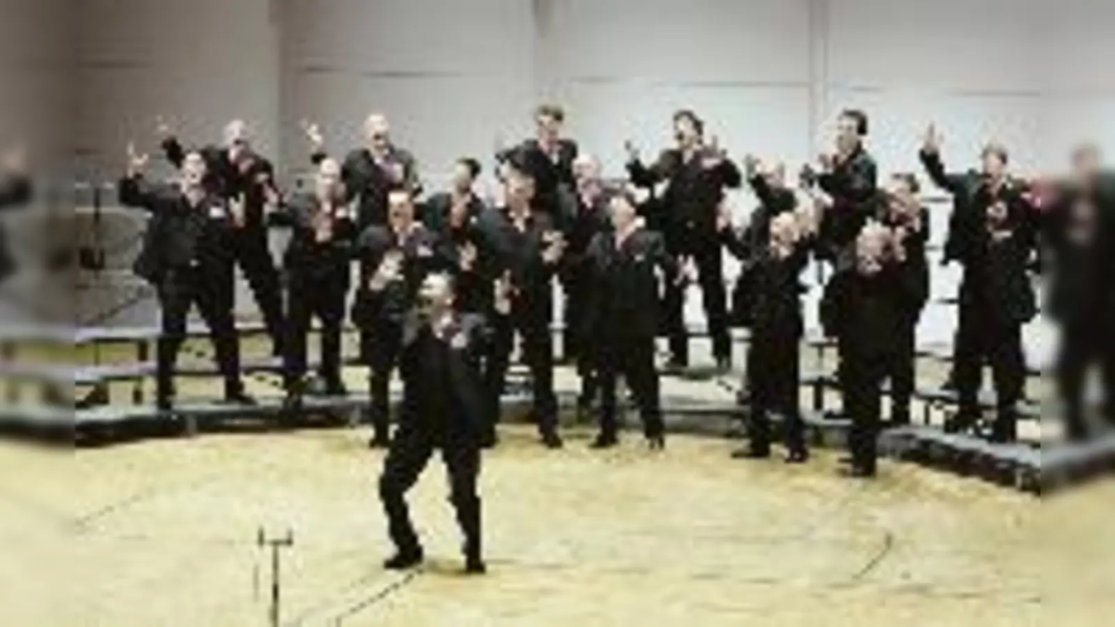 »Total einfach« sei die Musikform Barbershop  das findet zumindest Chorleiter Hans-Jürgen Wieneke (im Bild vorne).  (Foto: Herrenbesuch)