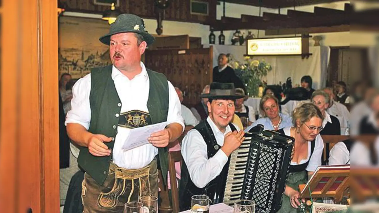 Organisator und Moderator Schorsch Rupp jun. unterhält seine Gäste zwischen den Musikstücken. 	 (Foto: VA)