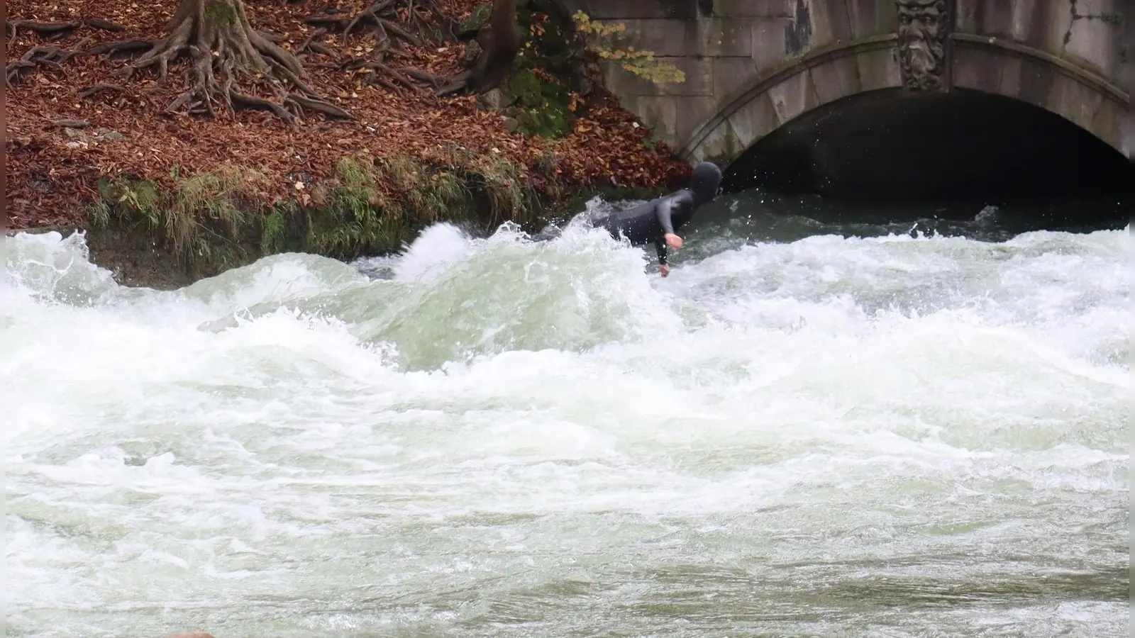 Seit dem Unfall ist die Eisbachwelle für alle Surfer gesperrt.  (Symbolbild: mha)