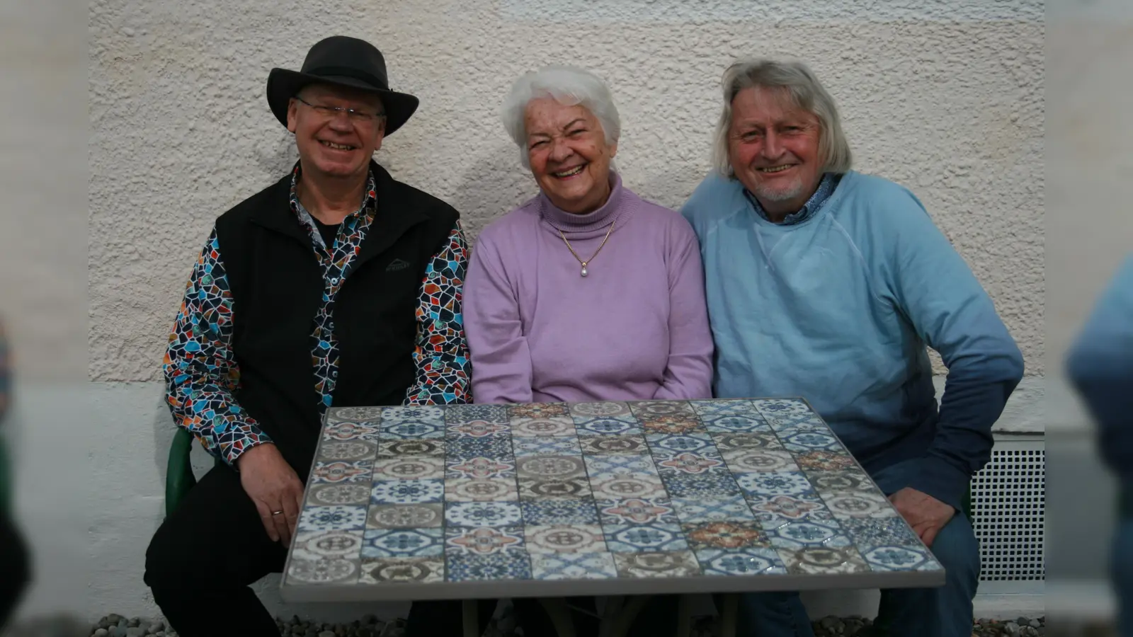 Haben die Künstlergemeinschaft „Engel und Co“ gegründet und stellen jetzt in Giesing aus. Von links: Reinhard Kawan aus Odelzhausen, Else Lenz aus Gröbenzell und Georg Johannes Miller aus München. (Foto: Fritz Lenz)