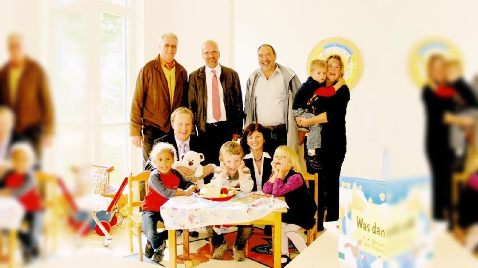 Reinhard Schürfeld, Pfarrer Stephan Opitz, Klaus Gundermann (Gebäudemanagement), Gaby Schlutow (v.li.) sowie Robert Niedergesäß und Christine Nöbauer bei einem Besuch im Kindergarten-Provisorium.   (Foto: Gemeinde)