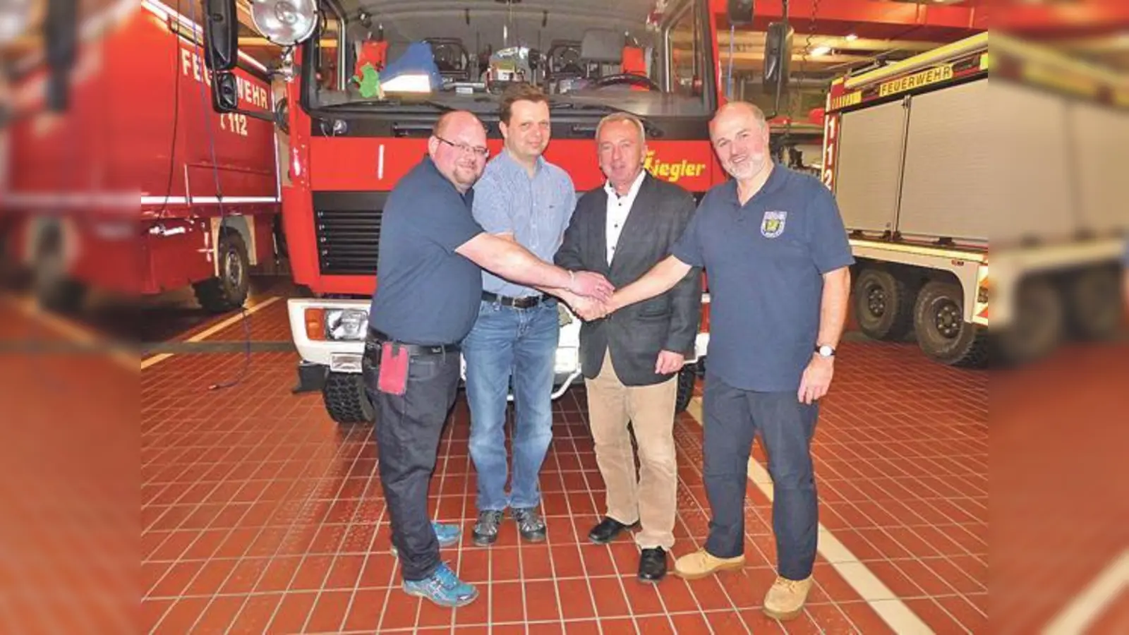 Bernhard Hunscha (1. Kommandant), Benjamin Schwaiger (neuer 2. Kommandant), Bürgermeister Udo Ockel und Christian Ortmaier (bisheriger 2. Kommandant). 	 (Foto: Feuerwehr)
