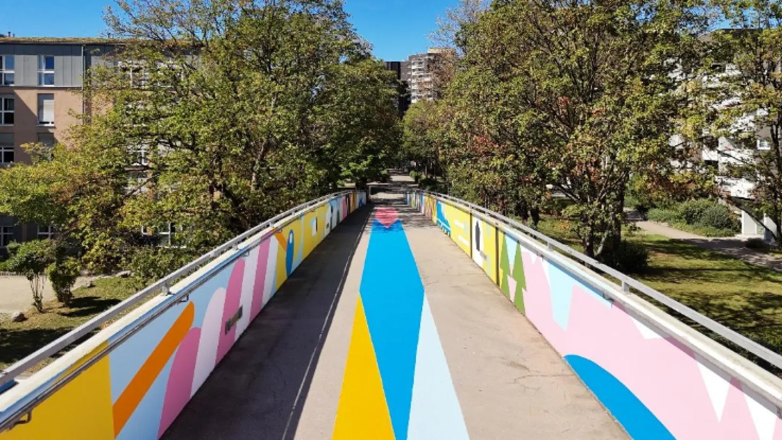 Die neu gestaltete Brücke mit Ansicht in Richtung Marx-Zentrum wird am 25. September eröffnet. (Foto: Florian Budke / City Super Graphics)