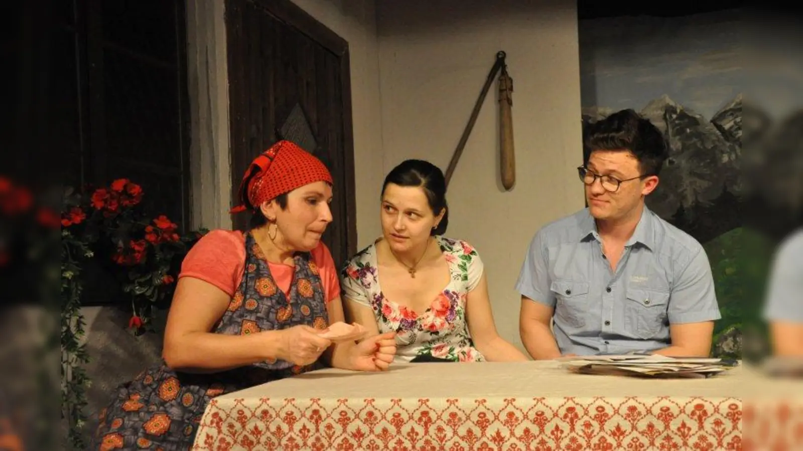 In „Handylust und Handyfrust” kämpft eine Bauernfamilie mit „mittelalterlichen” Ansichten des Familienoberhaupts. Im Bild: Angela Sellner, Nadine Schmid-Stoßberger, und Tobias Kraus (von links). (Foto: Lampenfieber)