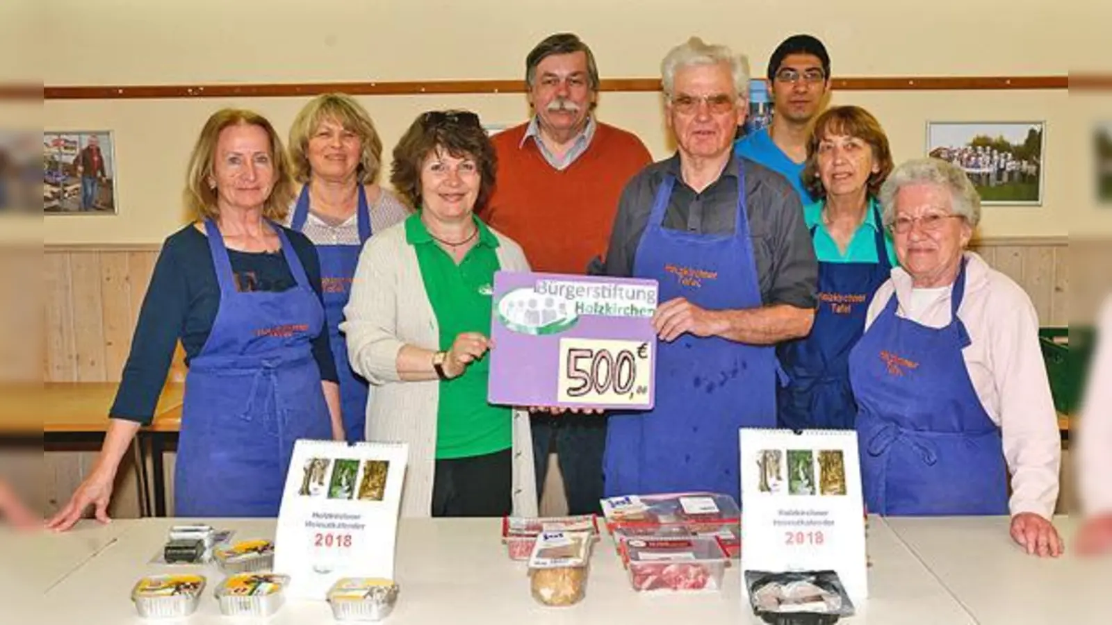 Christiane Freudenstein, Christine Widmann, Ute Haury, Frank Strathmann, Hans Sepperl, Christine Schmaderer und Rosie Schickhaus (v. l.)  bei der Übergabe.  (Foto: Bürgerstiftung)
