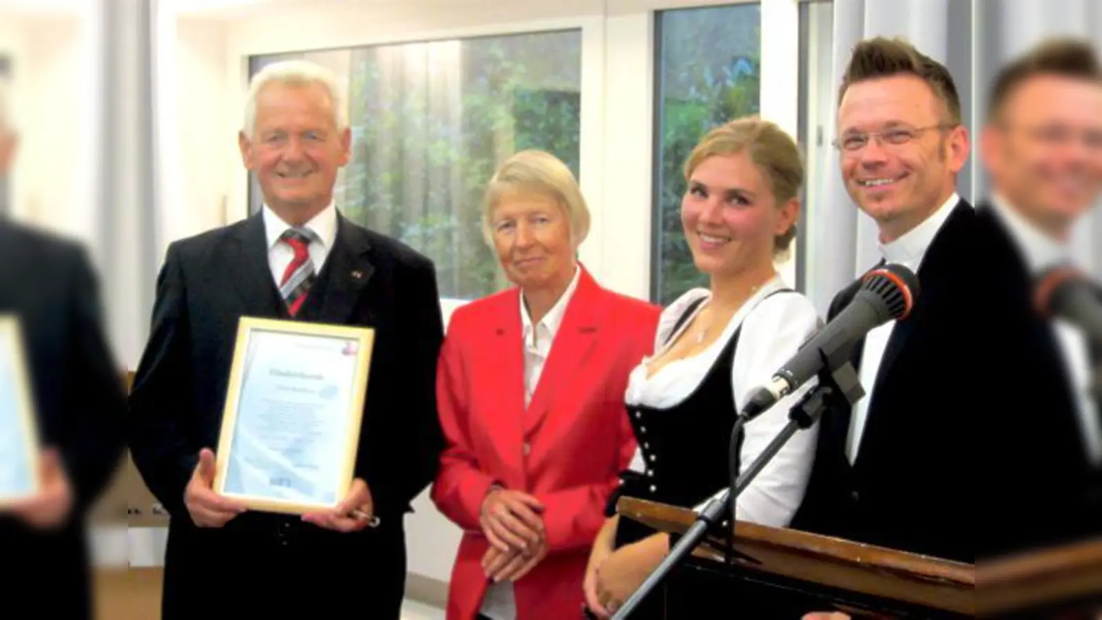 Unser Bild zeigt (v. l.): Peter Benthues mit Ehefrau Brigitte, Stefanie Reuter und Pfarrer Ulrich Kampe.	 (Foto: VA)
