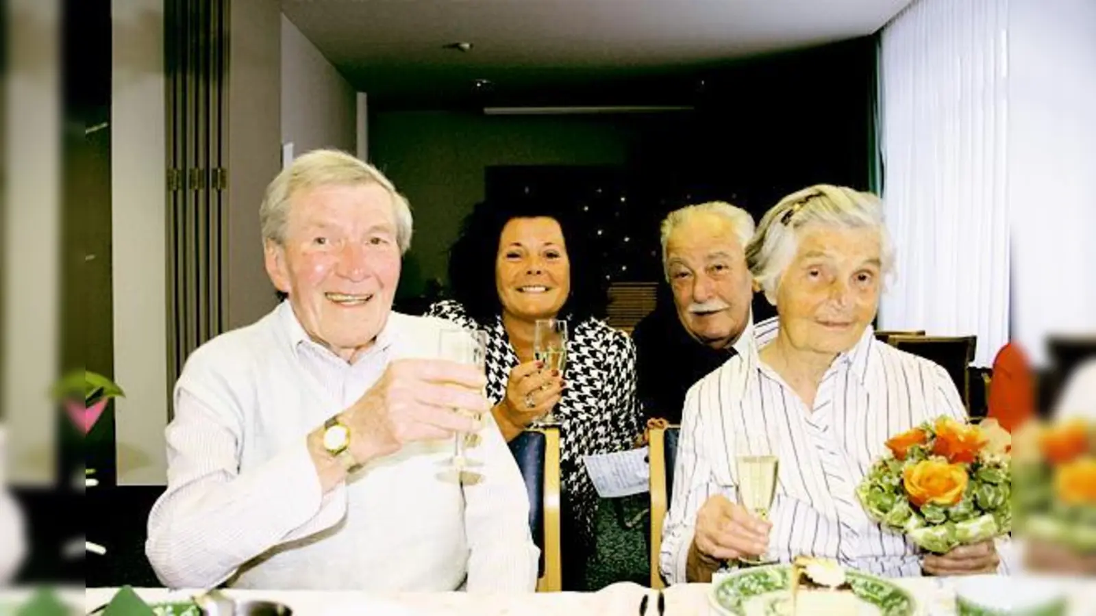 Stoßen auf den 100. Geburtstag an: Georg Dorn, Helene Sleiers, Johann Eder und Jubilarin Franziska Eder (von links).	 (Foto: mka)