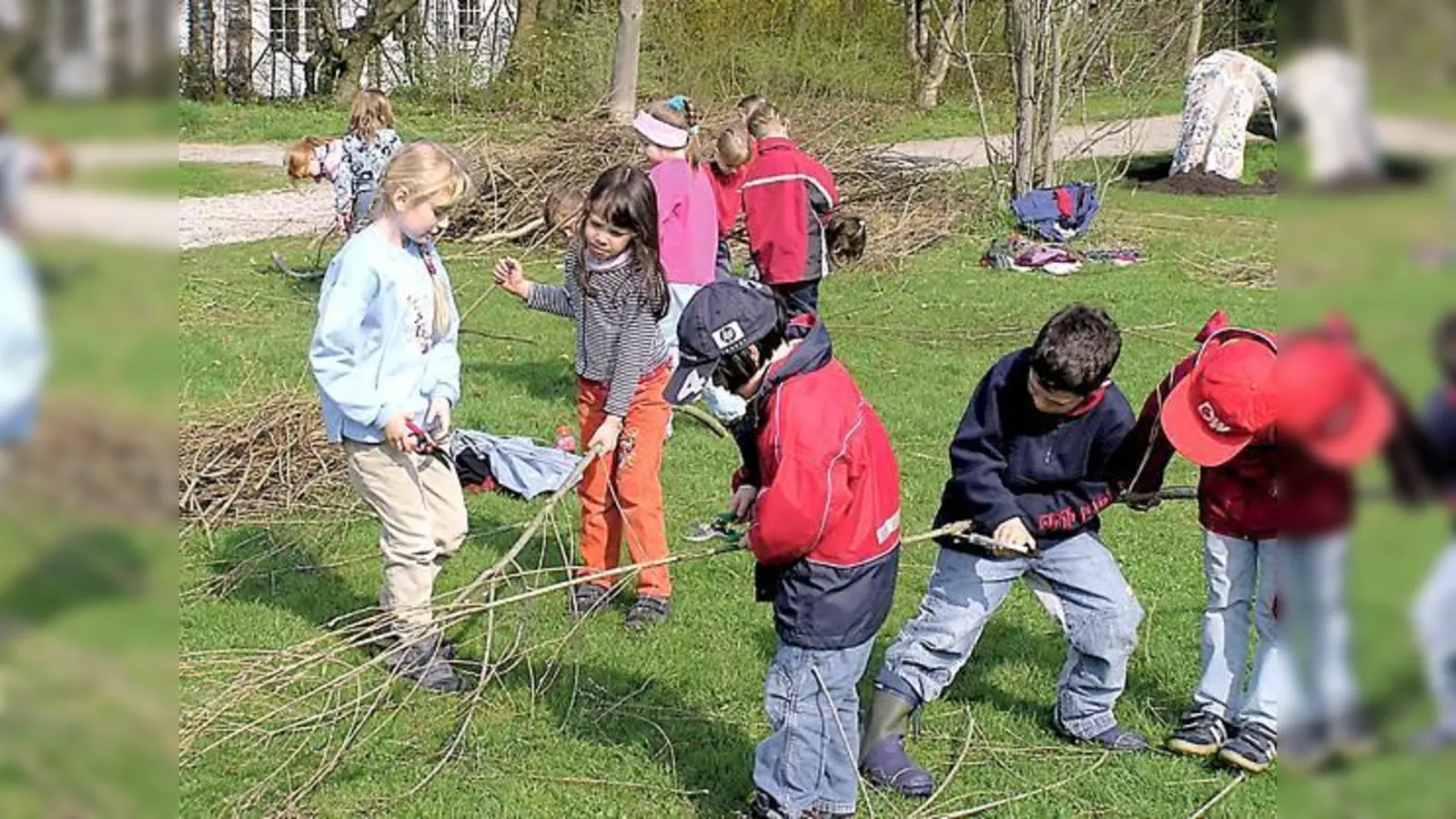 Im ÖBZ können die Kinder bei einer Bauaktion im NaturSpielRaum den Winter »auskehren«.	 (Foto: ÖBZ)
