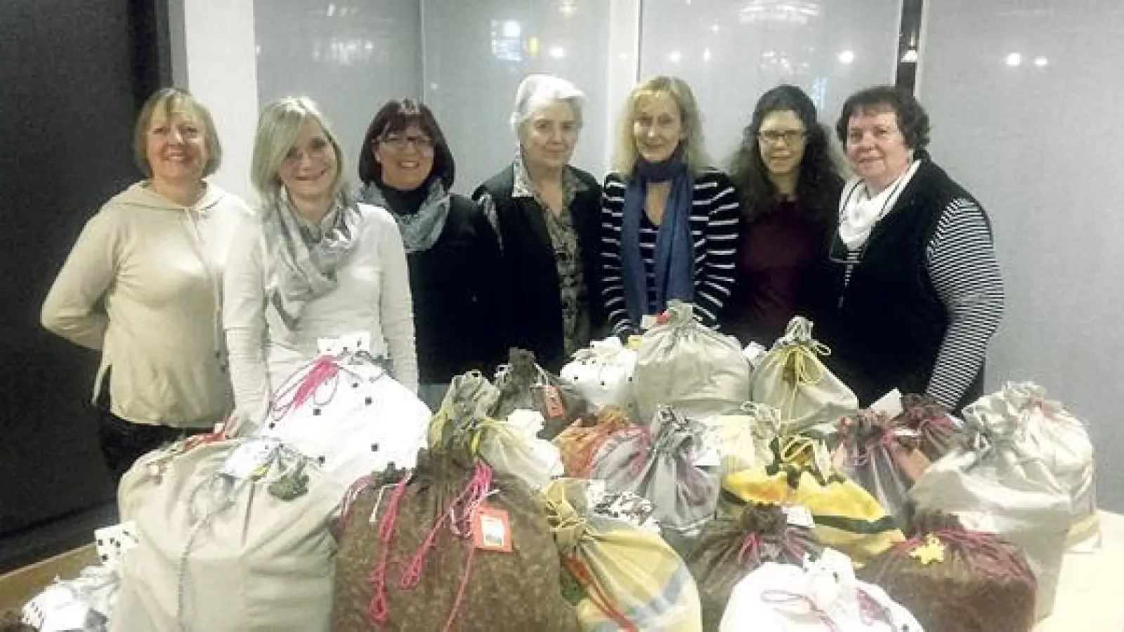 Christine Bloch, Gitte Halbeck, Andrea Paul, Gisela Berger, Susi Manda, Silke Kloppig und Helga Böldt (von links) packten fleißig Lebensmittelsäckchen für die Tafel.	 (Foto: privat)