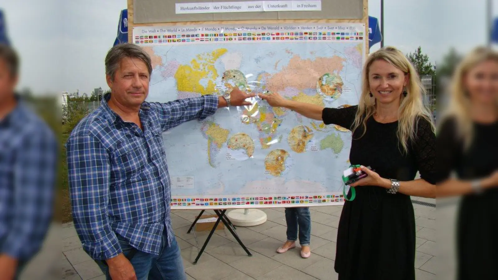 Vladimir Myakota und Martina Eller von der Inneren Mission zeigten auf der Weltkarte, wo Deutschland liegt. (Foto: pst)