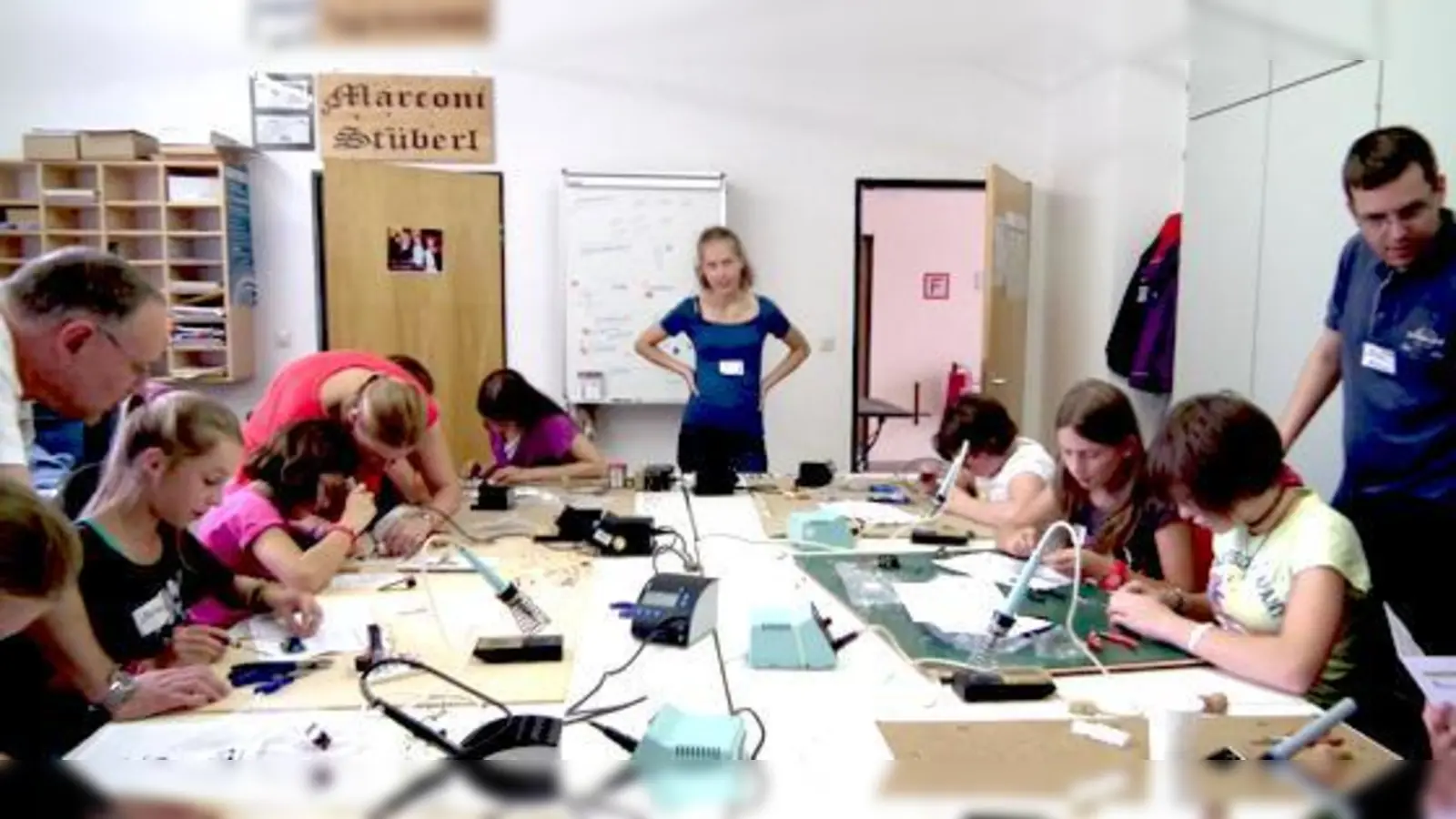 Viel Spaß hatten die Teilnehmerinnen und Betreuer beim Basteln bei den Erdinger Funkamateuren. 	 (Foto: VA)