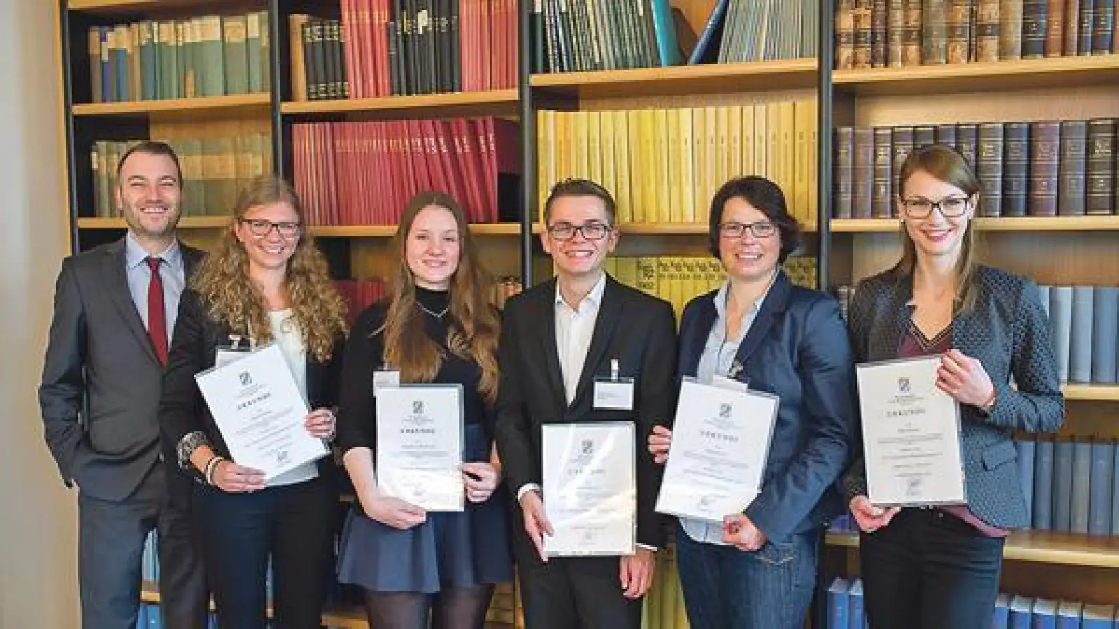 Robert Marchner (Bildmitte) aus Grafing zählt zu Bayerns besten Notarfachangestellten.	 (F: Notarkasse)