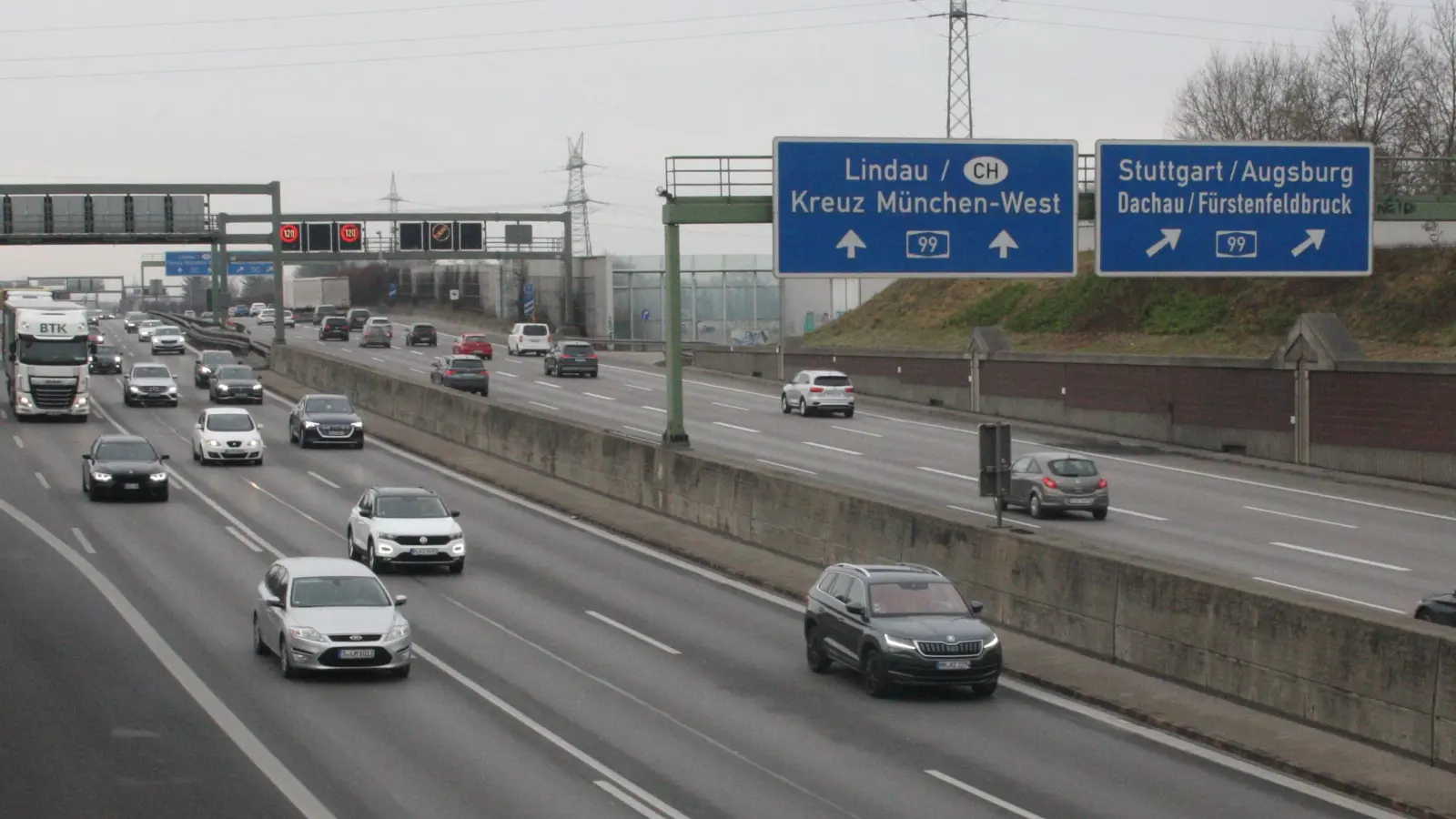 Die A99 West (hier am Allacher Tunnel) wird ausgebaut. das nutzt die Stadt, um auf den Brücken breitere Geh- und Radwege anzulegen. (Foto: job)