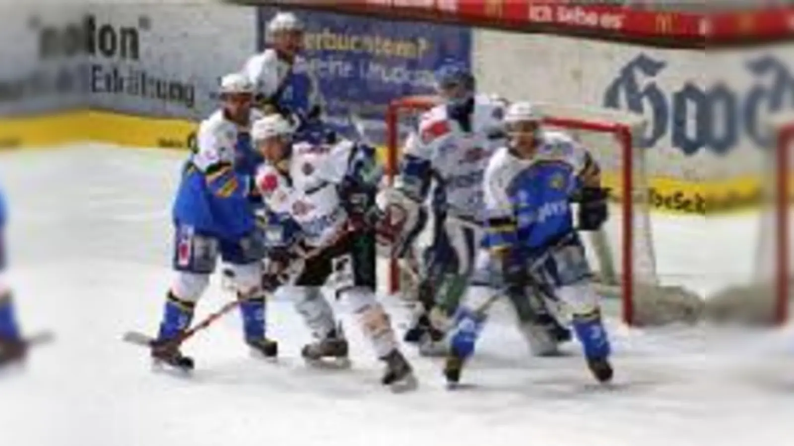 Gegen die Schwenninger Wild Wings können sich die Münchner in dieser Saison einfach nicht durchsetzen. Im dritten Spiel gab es die dritte Niederlage (im Foto: Spielszene aus der Begegnung vom 26. September; Endstand: 2:5).	    (Foto: Heike Feiner)
