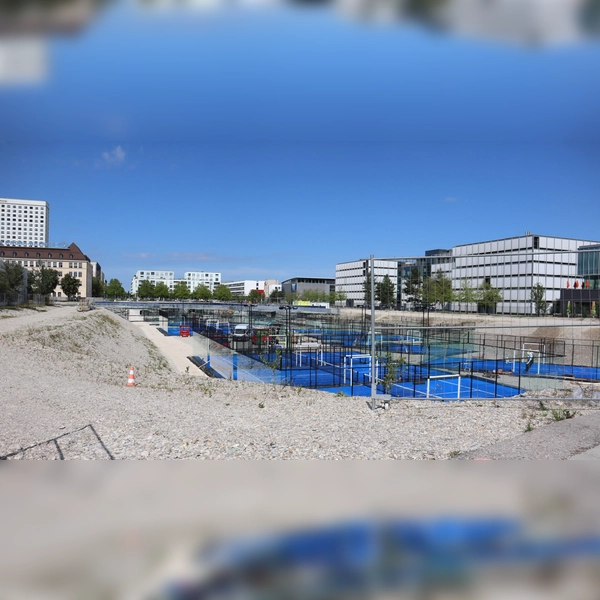 Am Oberwiesenfeld sollen 620 Wohnungen und ein großzügiger Park entstehen. Diese Baugrube hier füllt sich schon langsam...  (Foto: mha)