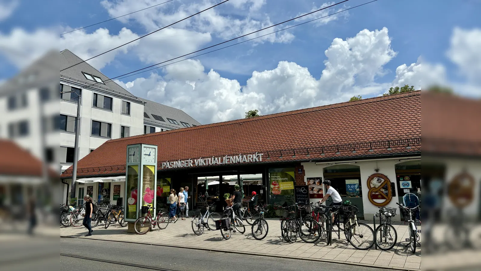 Die Sanierung des über 100-jährigen Pasinger Viktualienmarktes muss noch warten, der Stadt mangelt es an Geld. Der Bezirksausschuss 21 will dennoch wissen, in welchem Zeitrahmen die Stadt München plant. (Foto: Ulrike Seiffert)