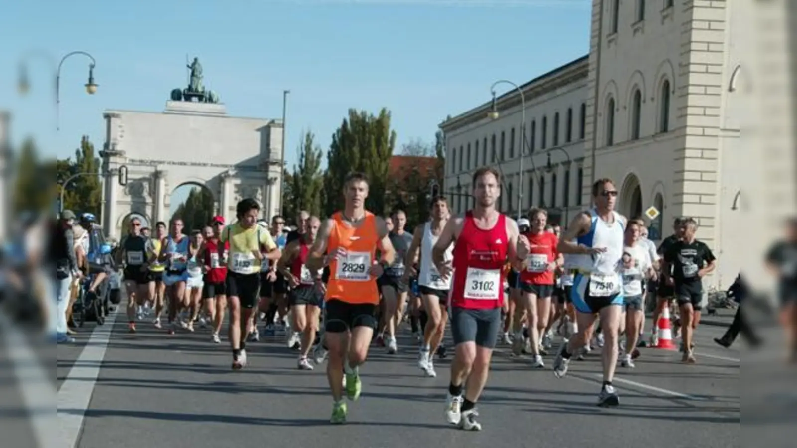Laufen durch das Siegestor: Über 10.000 Läufer werden zum diesjährigen München Marathon erwartet.  (Foto: VA)