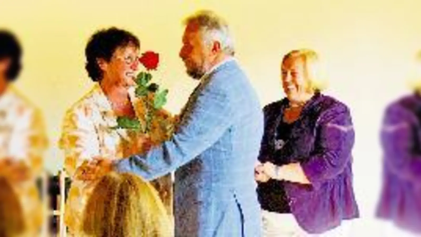 Für 30 Jahre Engagement überreicht Michael Saneka vom Sankt Michaelsbund der ehemaligen Büchereileiterin Elfriede Bergold (l.) das Ehrenzeichen des Sankt Michaelsbundes. Auch Bürgermeisterin Barbara Bogner (r.) dankt für die treuen Dienste.  	 (Foto: aba)