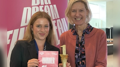 Maya Upmann (links) mit der Europaabgeordneten Angelika Niebler, bei der die Studentin aus Neukeferloh gerade ein Praktikum absolviert. (Foto: Büro Prof. Dr. Angelika Niebler, MdEP)