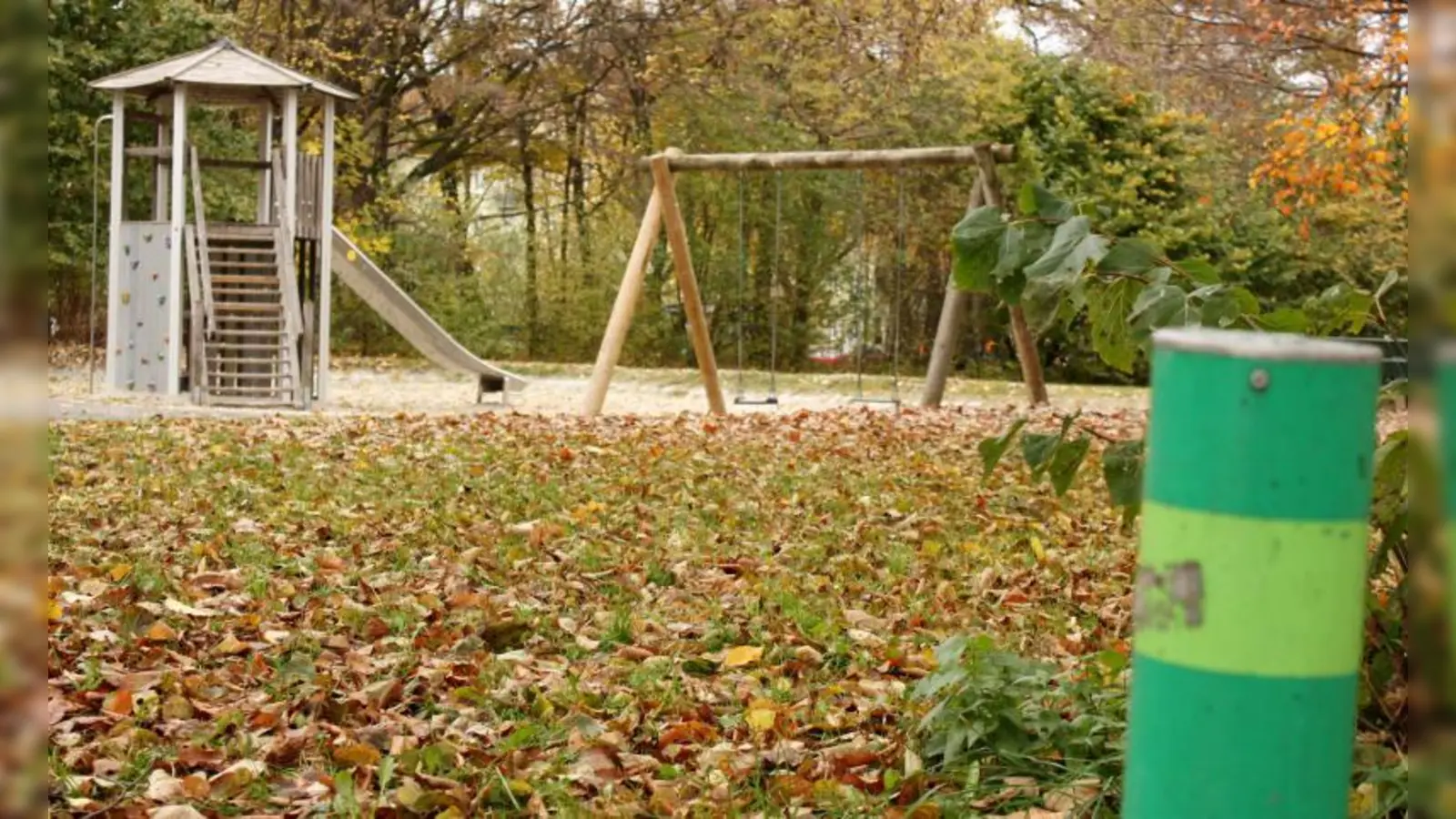 „Stop” heißt es für Hundebesitzer mit ihren Vierbeinern, wenn sie - beispielsweise vor Spielplätzen -  diesen grünen Poller sehen. (Foto: job)