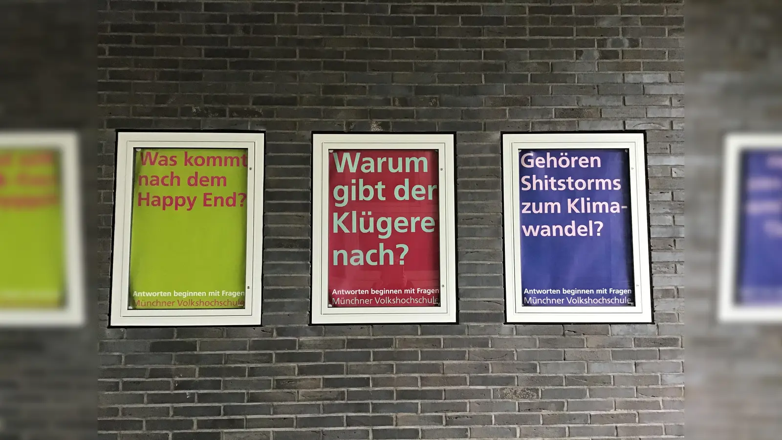 Die MVHS in Moosach wirft immer spanende Fragen auf, zu denen man grübeln kann. (Foto: Daniel Mielcarek)