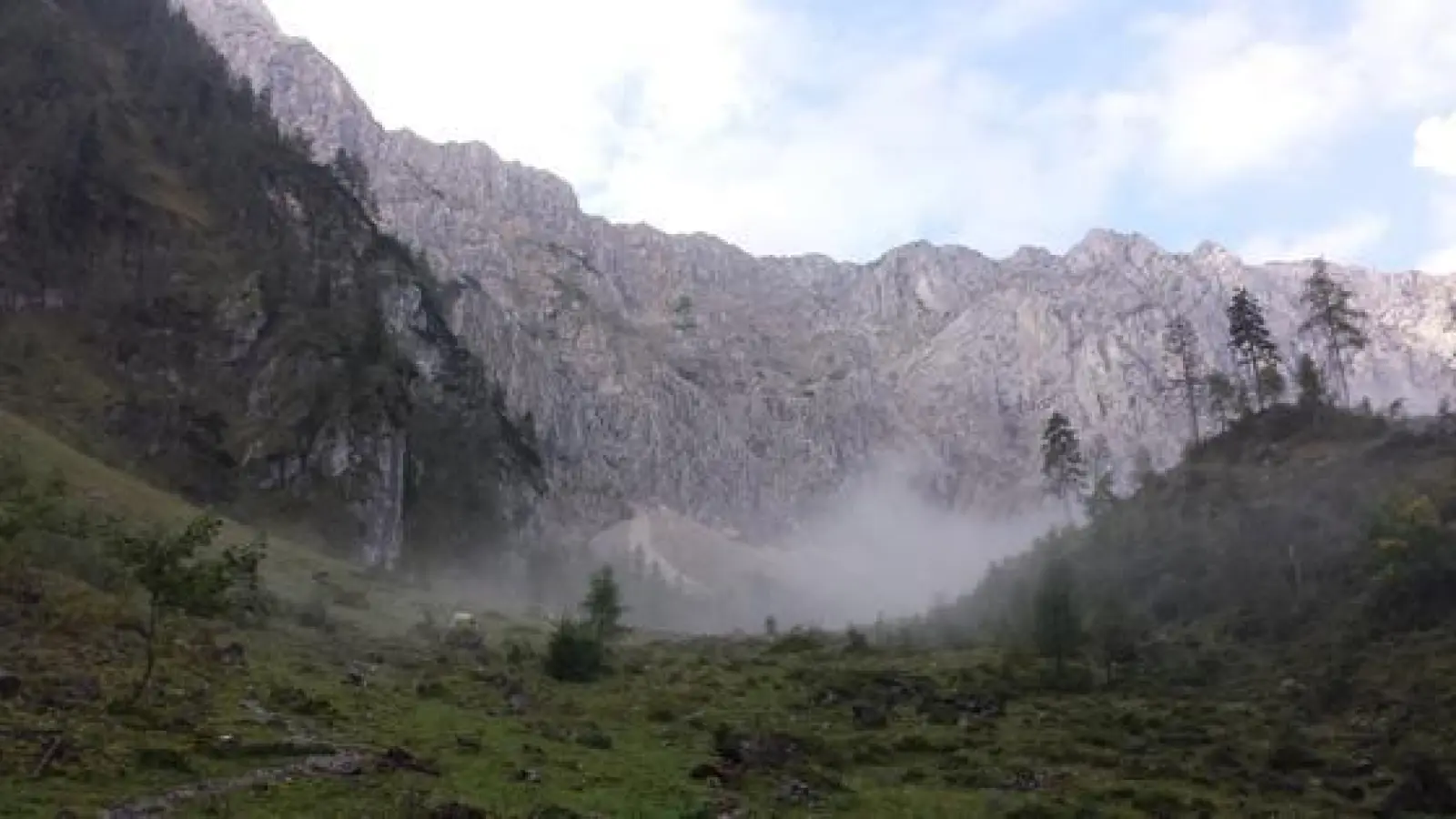 Der Zustieg auf die Pyramidenspitze über den Klettersteig durchs Winkelkar bietet kurz- weiliges Klettersteigvergnügen an den Nordhängen des Zahmen Kaisers. 	 (Foto: Stefan Dohl)