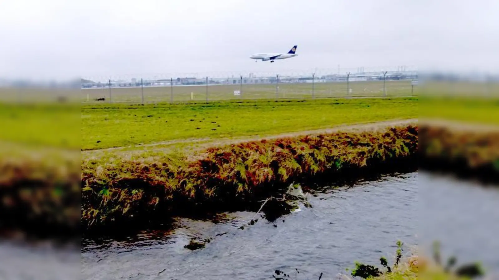 Das ist zwar ein Entwässerungs- und kein Abwasserkanal am Flughafen  aber der ist mit seinem Enteisungsabwasser daran schuld, dass man keine Energie aus dem Erdinger Abwasser gewinnen kann. 	 (Foto: bb)