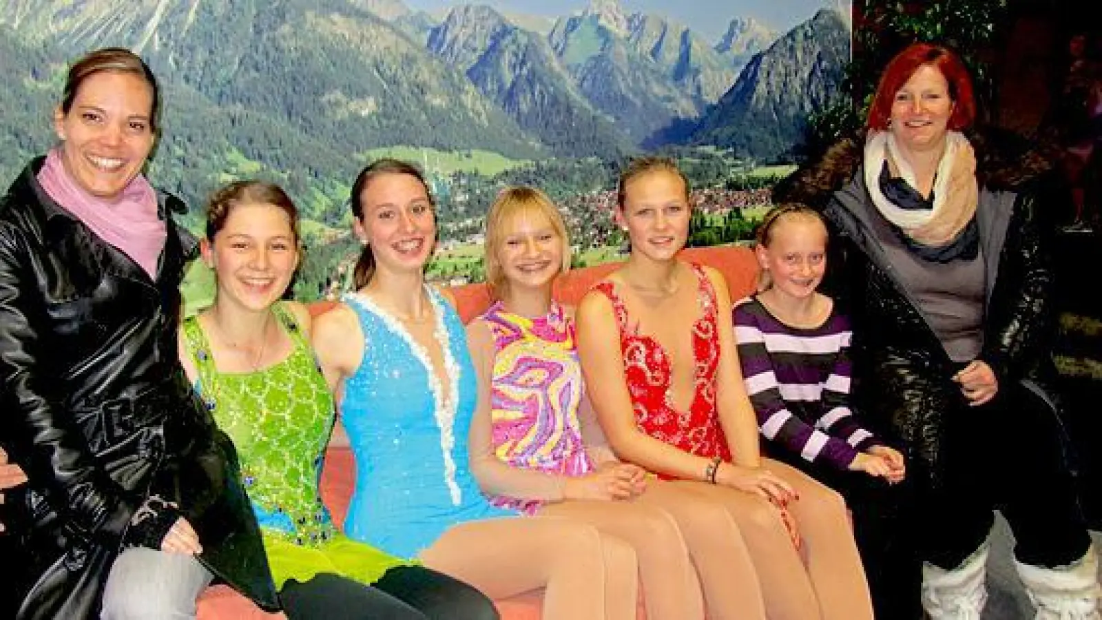 Die erfolgreichen Läuferinnen (v.l.): Trainerin Miriam Becker, Kristin Aurich, Sabrina Oberle, Celina Uibel, Julia Pölt, Laura Schmidbauer und Trainerin Vera Burding-von Meyeren.	 (Foto: privat)