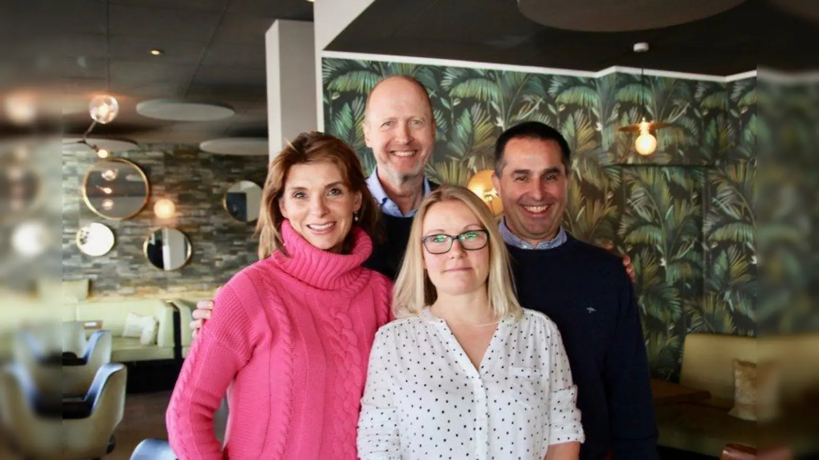 Schon viel ermöglicht:<br>Martina Konle, Katharina Zettl, Anthony Harris (v.l.) und Gemeinderat Peter von Schall-Riaucour (hinten) halten den Förderverein für die Grundschulen Planegg und Martinsried am Laufen. Für die unmittelbare Zukunft wünschen sie sich neue Leute, um den Förderverein am Leben erhalten zu können. (Foto: us)