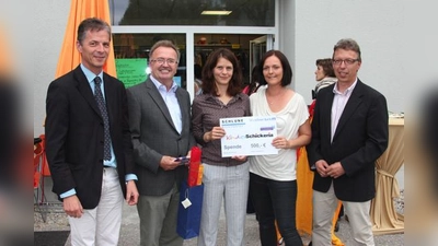 Schlunes (2.v.l.) Scheck erfreute unter anderem Gereon Kugler (links), Katharina Reifenrath (mitte), Marianne Kegel und Stefan Fröba (rechts)	 (Foto: VA)