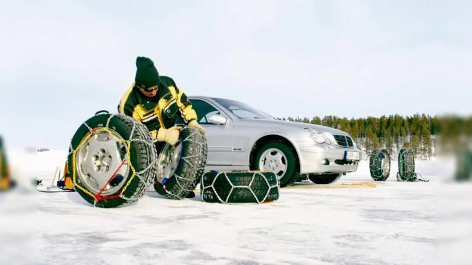 Bei extremen Bedingungen reicht häufig das Profil der Winterpneus allein nicht aus. Dann sind Schneeketten unverzichtbar, um bei Eis und Schnee sicher voran zu kommen. 	 (Foto: ADAC)