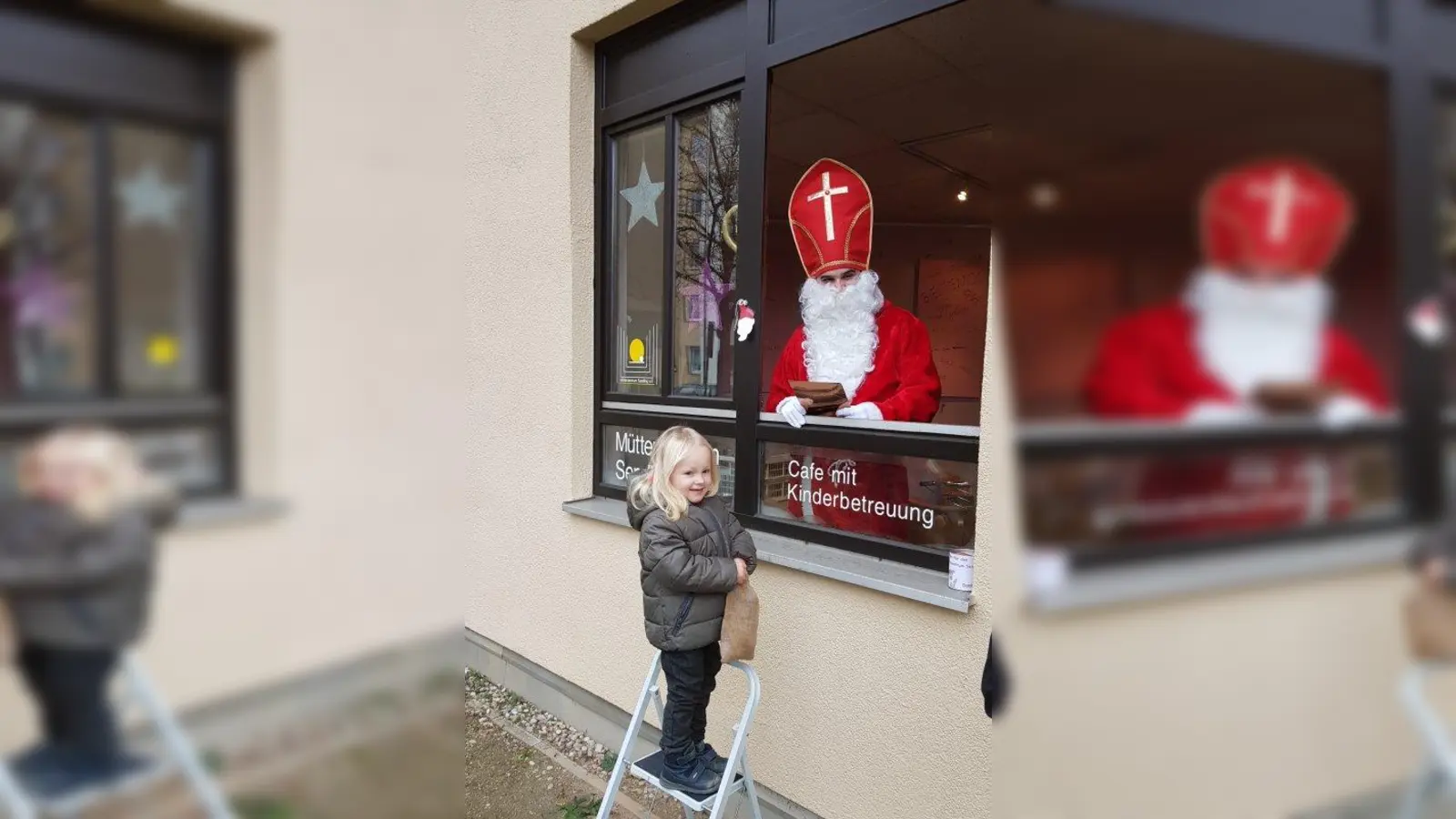 Weil keine Nikolausfeier im Mütterzentrum Sendling möglich war, empfing der Heilige Mann die Kinder am Fenster. (Foto: Mütterzentrum Sendling)