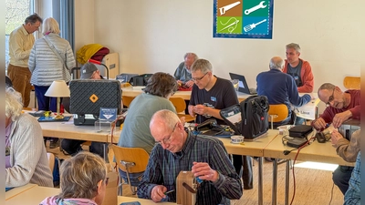 Im Repair-Café Ramersdorf können rund 80 Prozent aller defekten Dinge repariert werden. (Foto: Michael Himmelstoß)