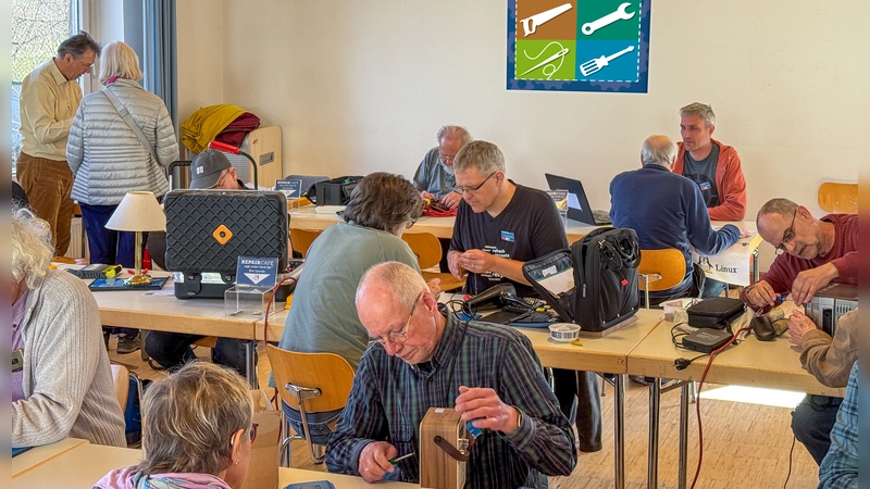Im Repair-Café Ramersdorf können rund 80 Prozent aller defekten Dinge repariert werden. (Foto: Michael Himmelstoß)