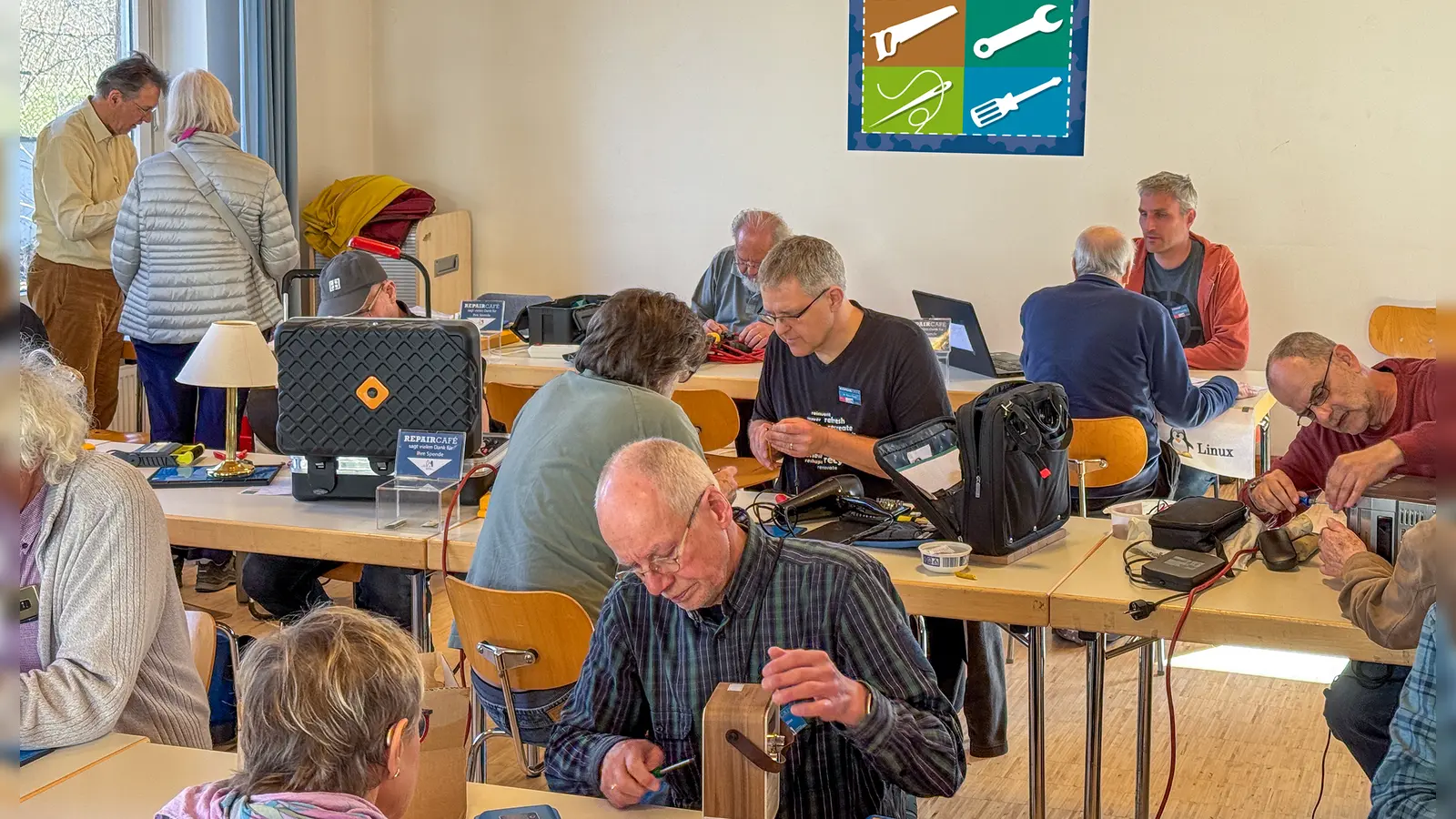 Im Repair-Café Ramersdorf können rund 80 Prozent aller defekten Dinge repariert werden. (Foto: Michael Himmelstoß)