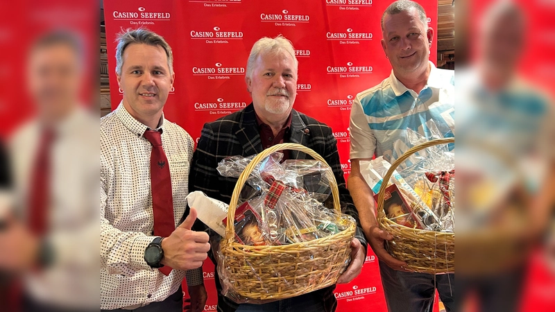 Freuten sich über den Erfolg (von links): Floor Manager Armand Ladner sowie die beiden Sieger Ferdinand Tschernett und Bernd Heiseler. (Foto: Casinos Austria)