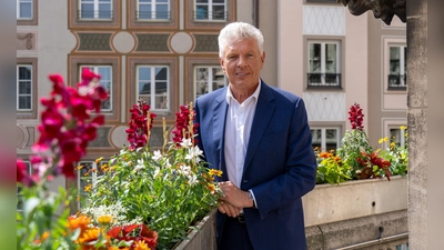 Von blühenden Schönheiten umgeben: Oberbürgermeister Dieter Reiter auf dem frisch geschmückten Rathausbalkon.  (Foto: © Stefanie Schneider/ LHM)