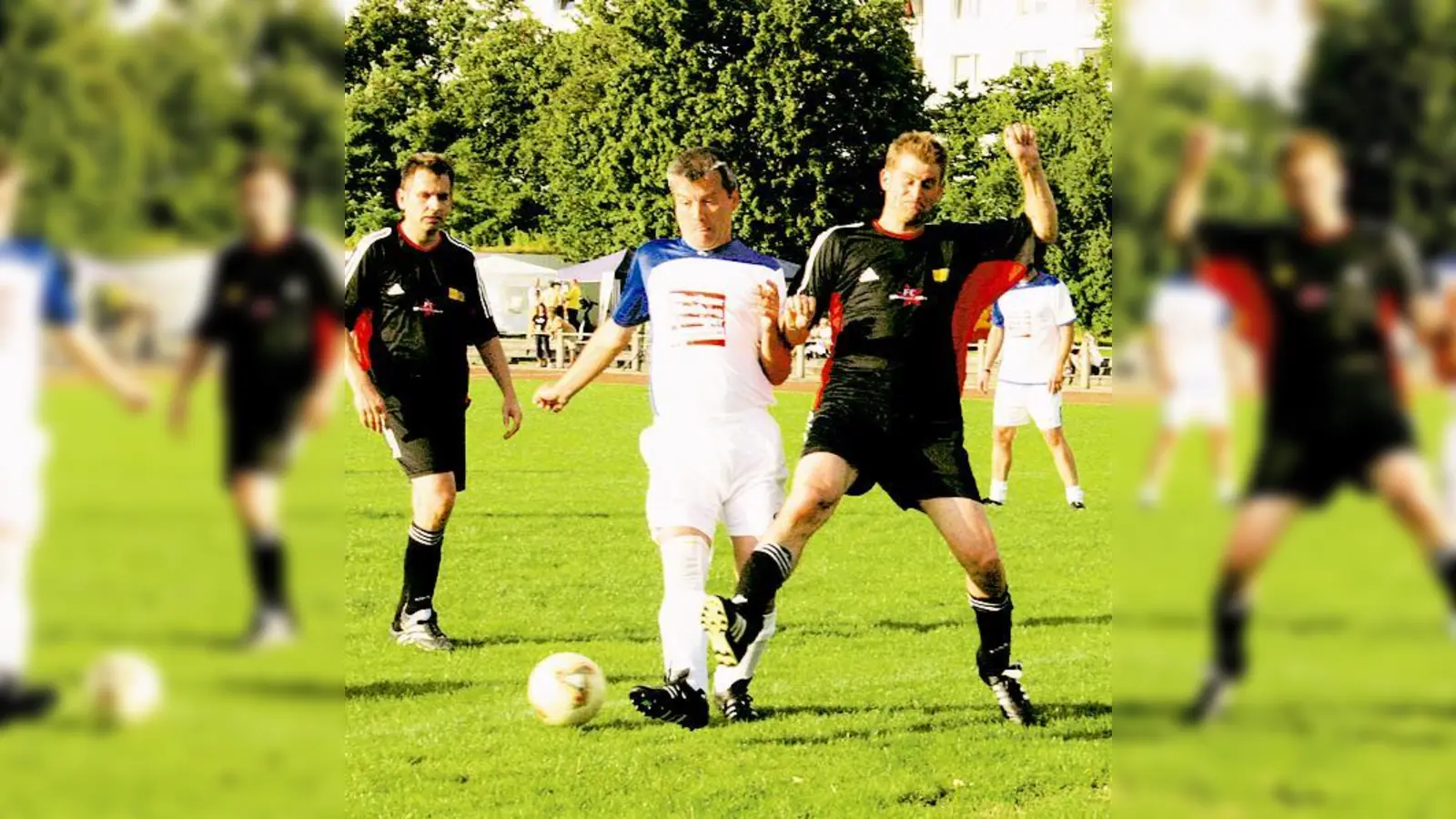 So spannend wie im vergangenen Jahr zwischen Wolfgang Wenger, Polizei-Sprecher, und dem Kabarettisten Michael Altinger (von links nach rechts) soll es heuer wieder werden beim Benefizfußballspiel gegen den FC Sternstunden im Hasenbergl.	 (Foto: Archiv)