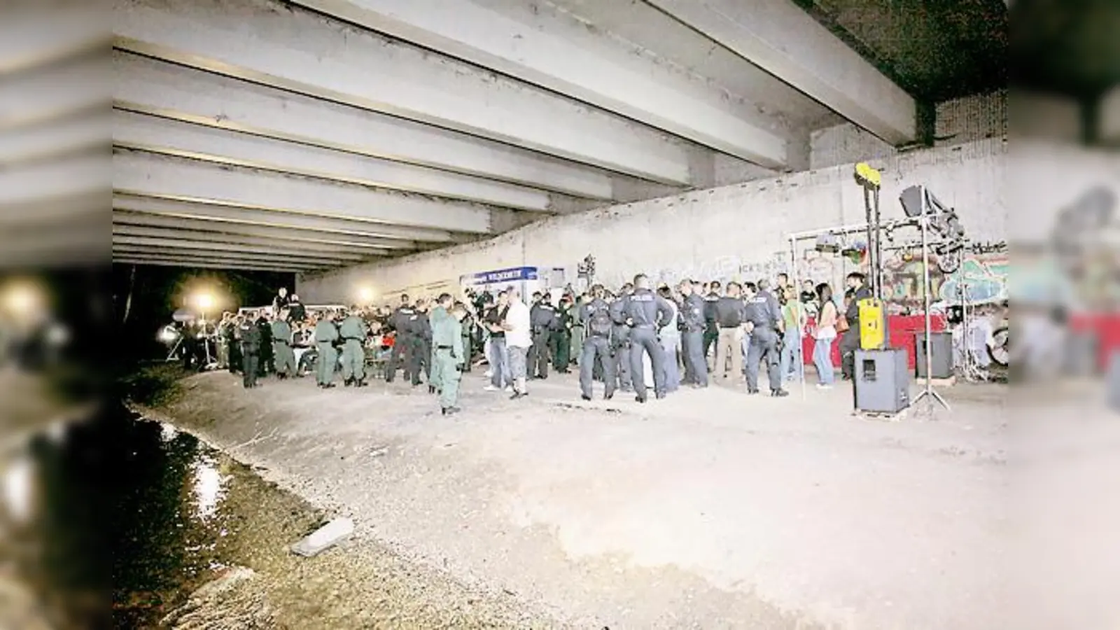 Seit mehreren Jahren wurde die Party unter der Autobahnbrücke in Oberschleißheim bereits abgehalten. 	 (Foto: Polizei)