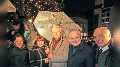 Nachdem Dieter Reiter (m.) den Christbaum zum Leuchten gebraucht hat, präsentiert er sich mit Ehefrau Petra, Bürgermeisterin Verena Dietl (l.), dem Referenten für Arbeit und Wirtschaft, Dr. Christian Scharpf, und dem Bürgermeister von Ellmau, Klaus Manzl (r.), den Fotografen. (Foto: Michael Nagy)