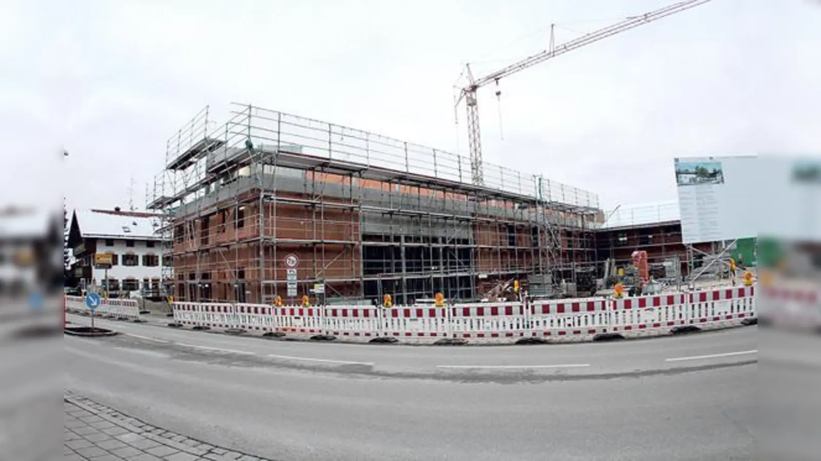 Am Freitag, 15. Dezember, wird in der Brunnthaler Ortsmitte Richtfest gefeiert. Das Gebäude-Ensemble soll 2019 fertig gestellt werden. 	 (Foto: RedB)