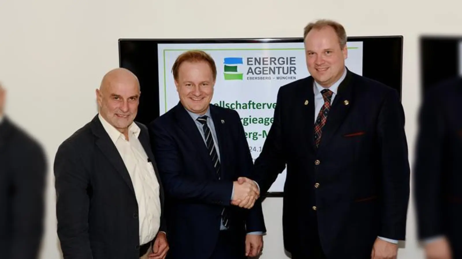 Der Händedruck der Landräte Robert Niedergesäß (Ebersberg, Mitte) und Christoph Göbel (München) besiegelt die Kooperation der beiden Landkreise. Links der Ebersberger Klimaschutzmanager Hans Gröbmayr.  (Foto: Landratsämter München und Ebersberg)