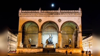 Aus der Ferne sieht die Feldherrnhalle prachtvoll aus. Betritt man das Bauwerk, stinkt es laut Emil Wezkin fürchterlich nach Urin. (Foto: Erich Bals/pixelio.de)
