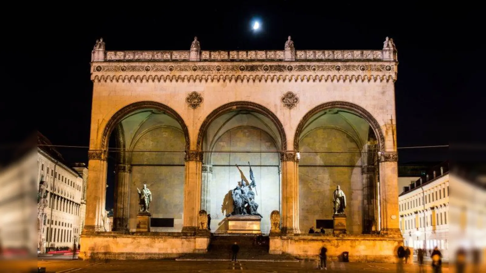Aus der Ferne sieht die Feldherrnhalle prachtvoll aus. Betritt man das Bauwerk, stinkt es laut Emil Wezkin fürchterlich nach Urin. (Foto: Erich Bals/pixelio.de)