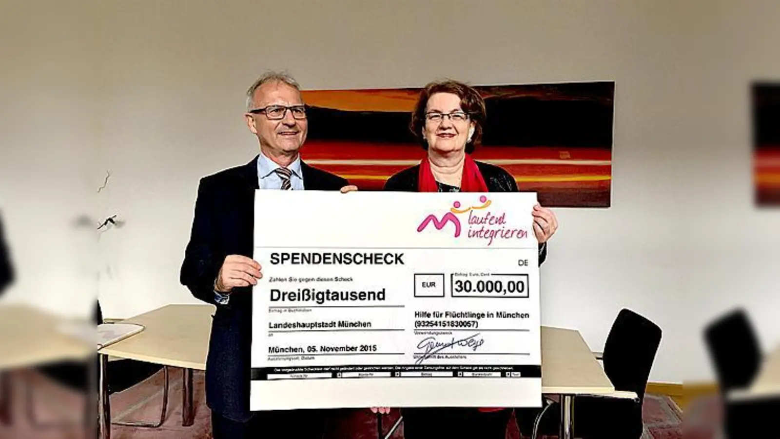 Gernot Weigl, Organisator München Marathon und   Bürgermeisterin Christine Strobl bei der Spendenübergabe. 	 (Foto: München Marathon)