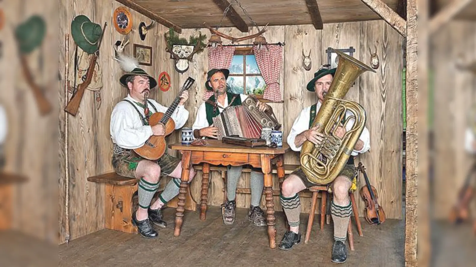 In den Hauptrollen des bayerischen Kabaretts sind Toni Bartl, Daniel Neuner und Juri Lex. Die Sterne am bayerischen Kabaretthimmel kommen nun ins Augustinum München-Nord. 	 (Foto: © Knedl & Kraut)