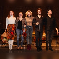 Die nouWell cousines mit Brigitte Hobmeier.<br>  (Foto: Johanna Link)