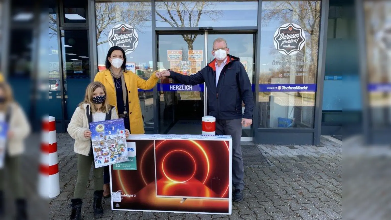 Jetzt wurde der zweite Preis überreicht: Andrea Rettstadt mit Tochter und Jürgen Kostakis (expert TechnoMarkt Germering). (Foto: ms)