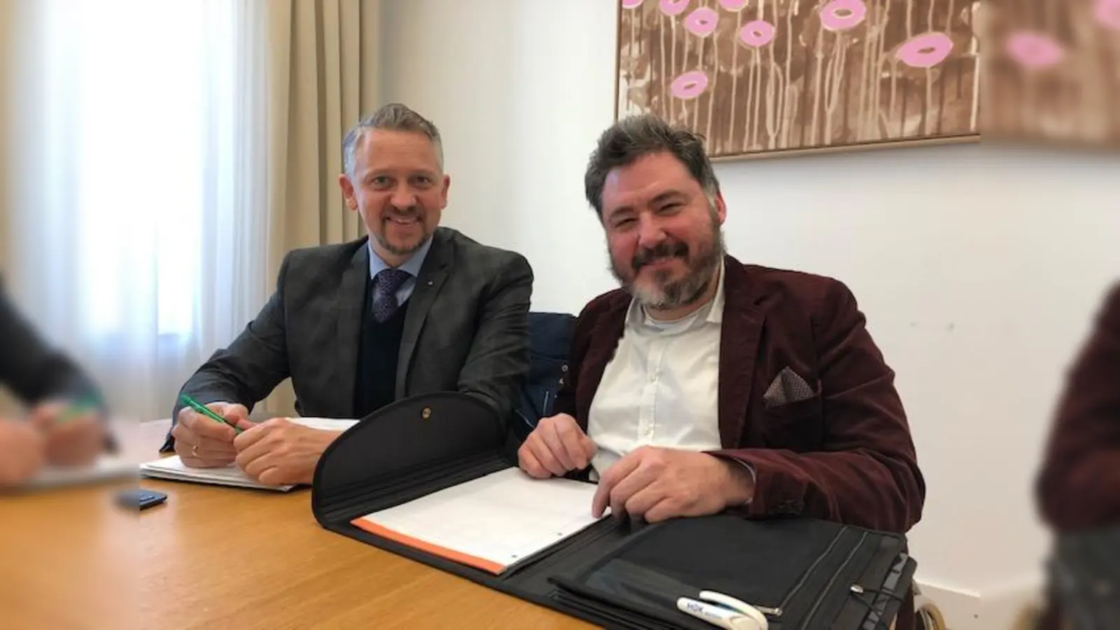 Thomas Huber mit dem Behindertenbeauftragten der Staatsregierung Holger Kiesel (rechts). (Foto: Nikolas Maier )